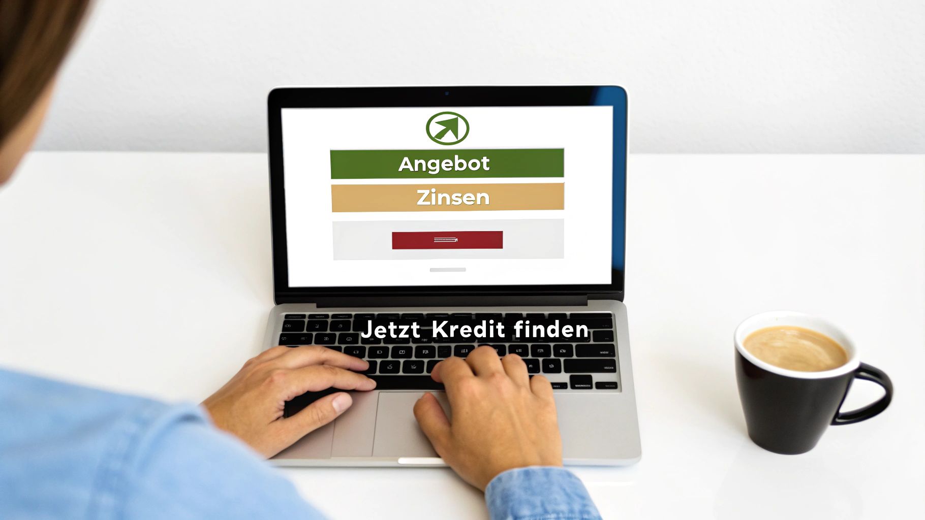 Person nutzt Laptop auf weißem Schreibtisch, um Kreditangebote zu finden, mit einer Tasse Kaffee daneben.