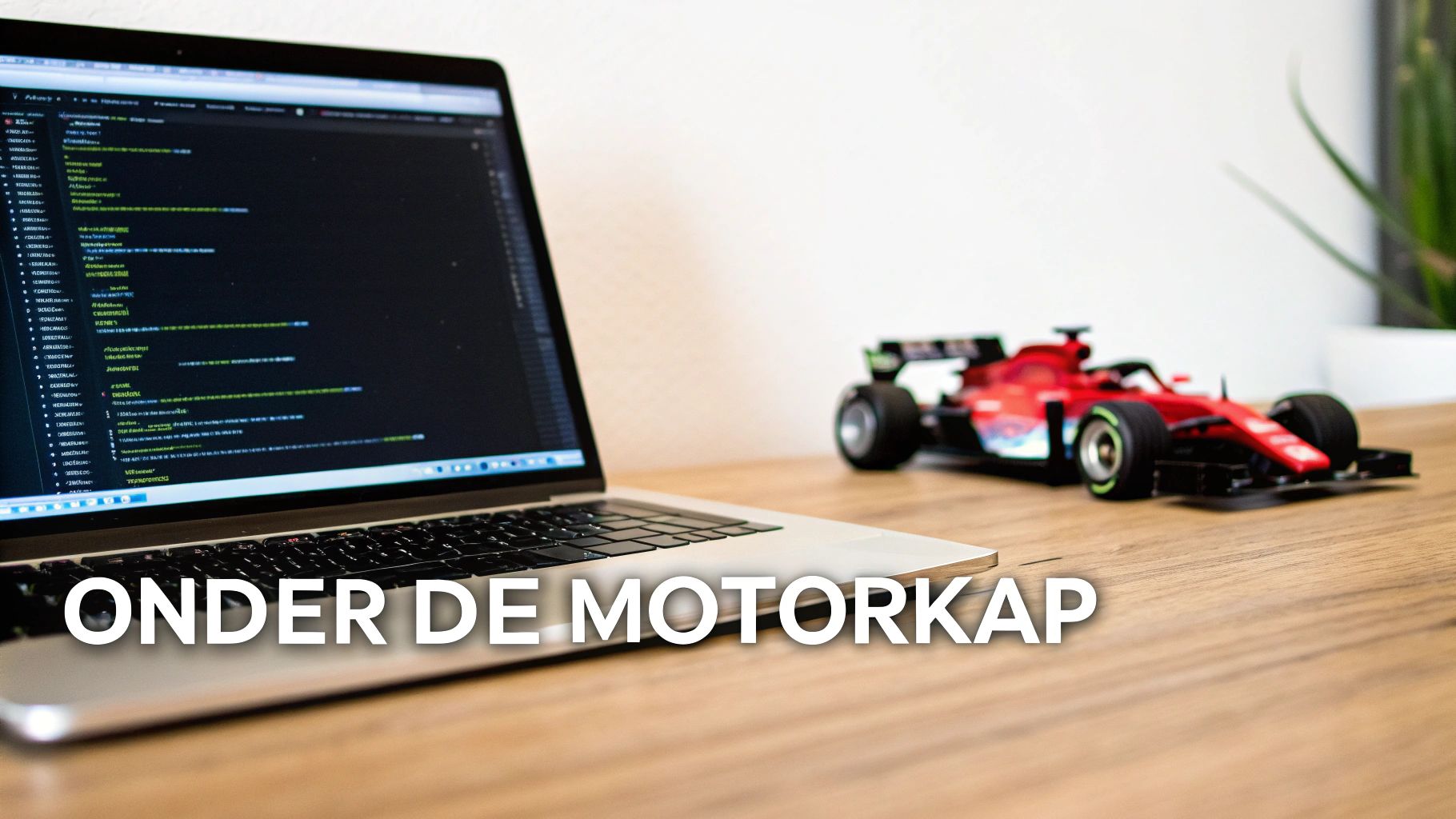 Een laptop met code op het scherm en een rode Formule 1-speelgoedauto op een houten bureau, met de tekst 'Onder de motorkap'.