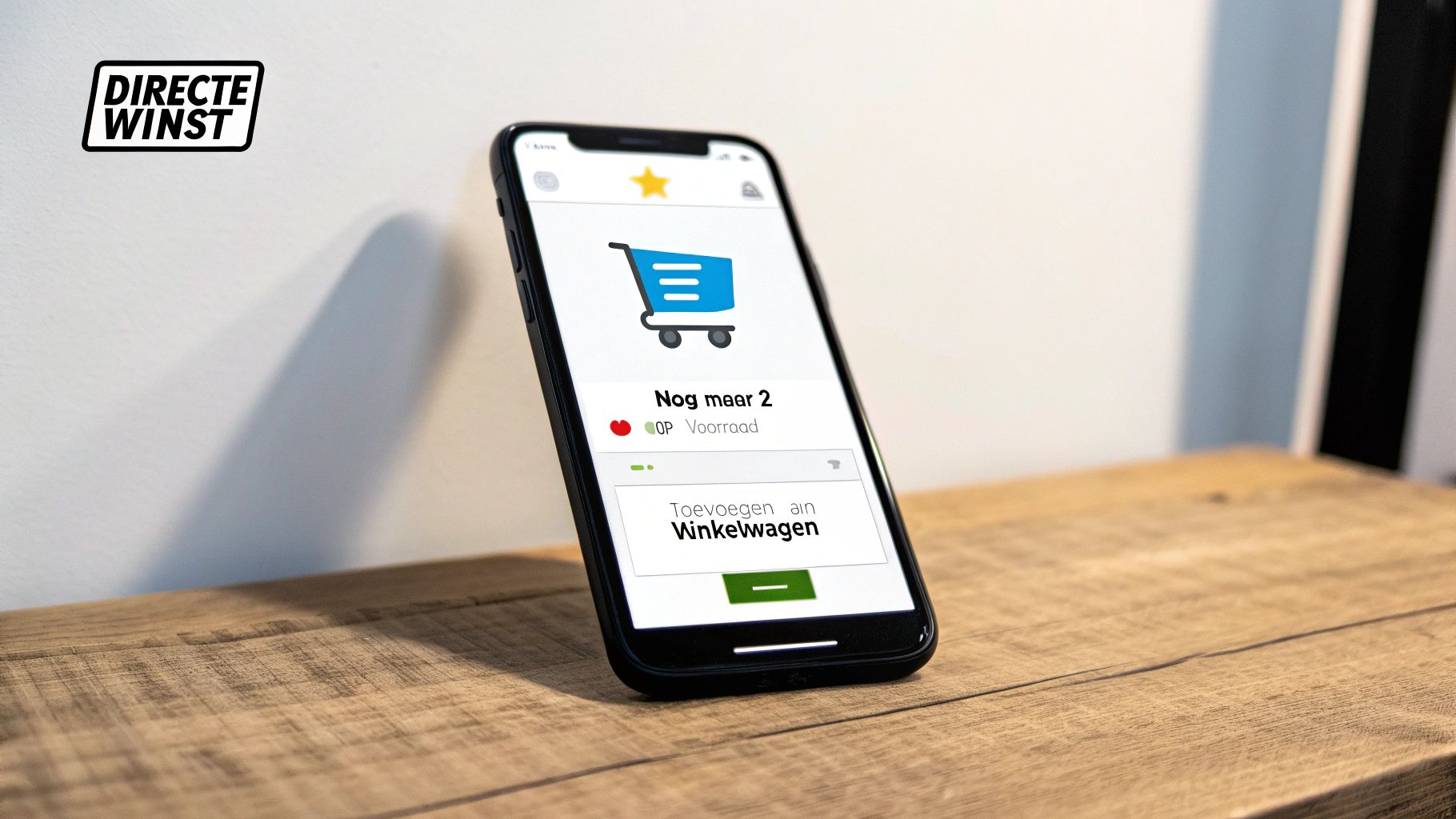 Close-up van een smartphone waarop een webshop app met een winkelwagen en voorraadinformatie te zien is.