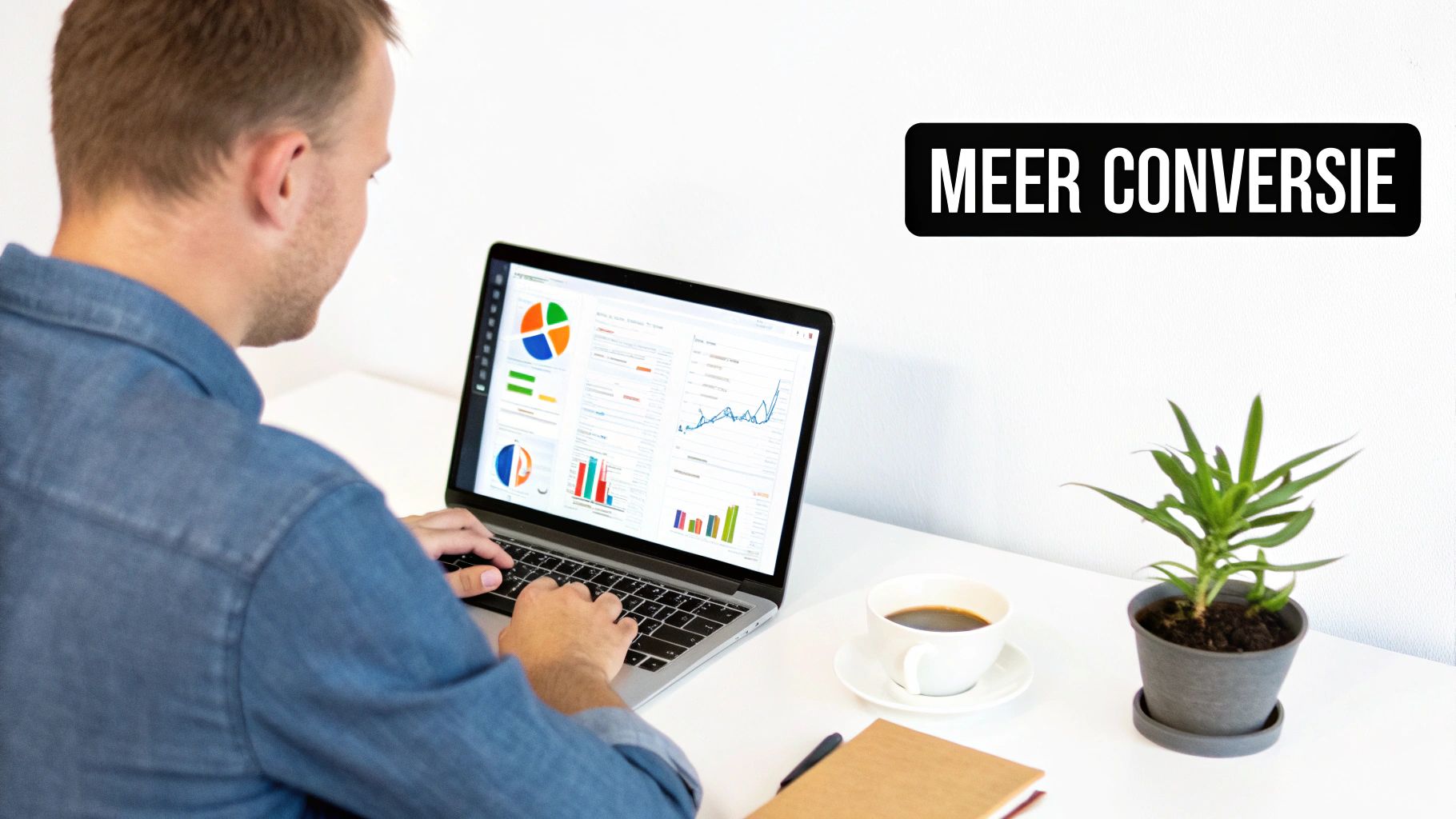 Man achter laptop toont datavisualisaties en grafieken, met koffie en plant op bureau. De tekst 'MEER CONVERSIE' is zichtbaar.