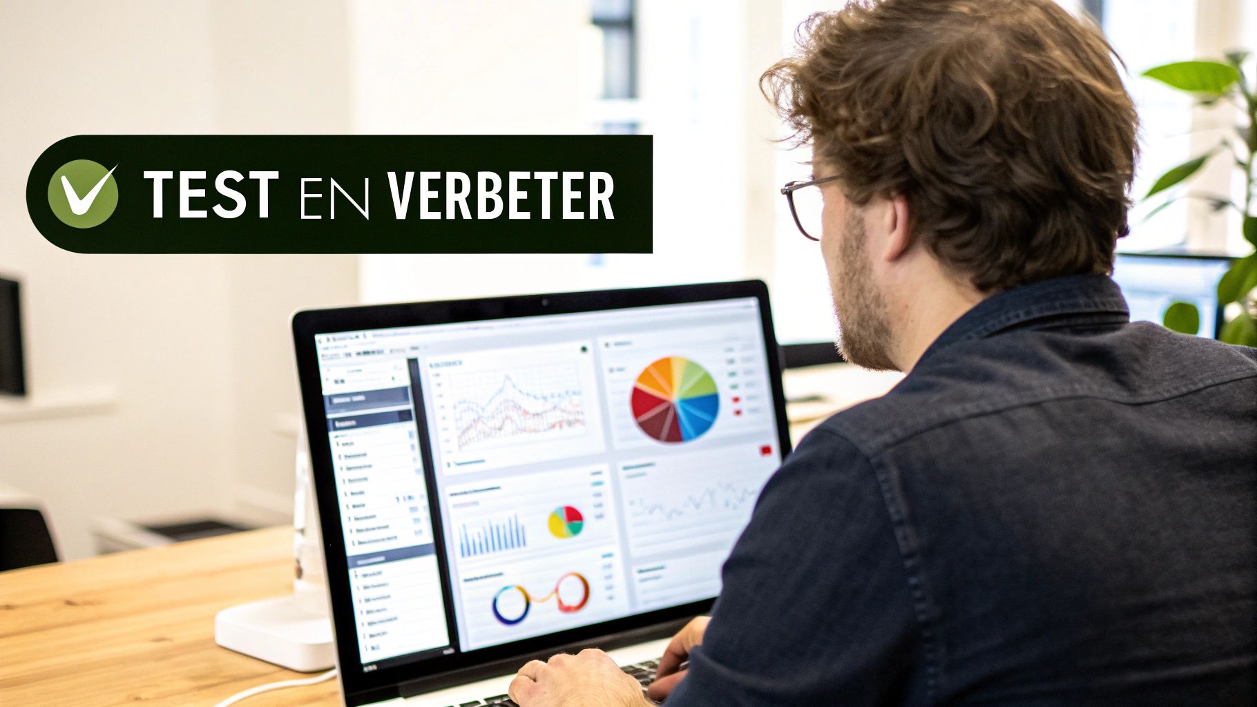 Een man bekijkt data-analyse en grafieken op zijn laptop. Een banner met 'TEST EN VERBETER' is zichtbaar.