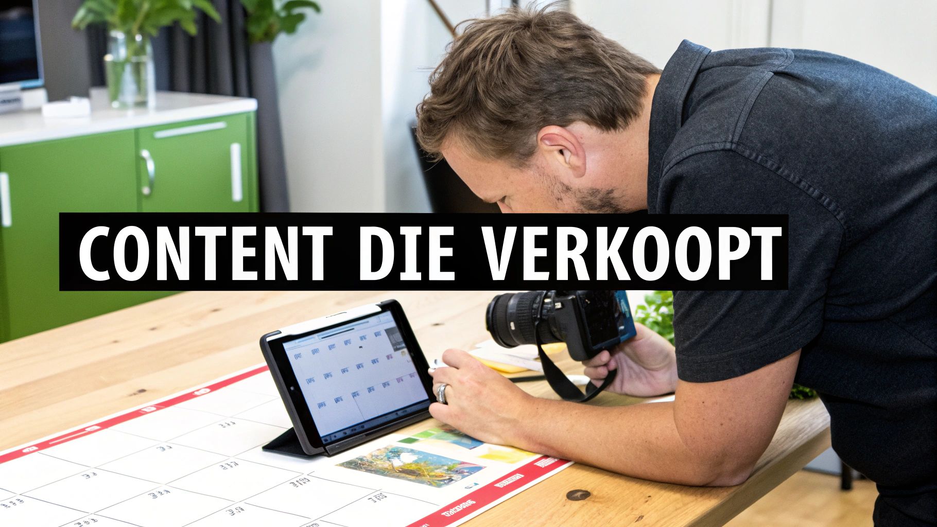 Een persoon kijkt geconcentreerd naar een tablet en houdt een camera vast, met de tekst 'CONTENT DIE VERKOOPT'.