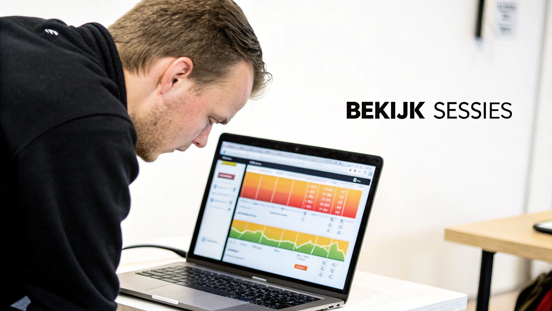 Man bekijkt geconcentreerd website prestatiegrafieken op laptop, gericht op conversie optimalisatie.