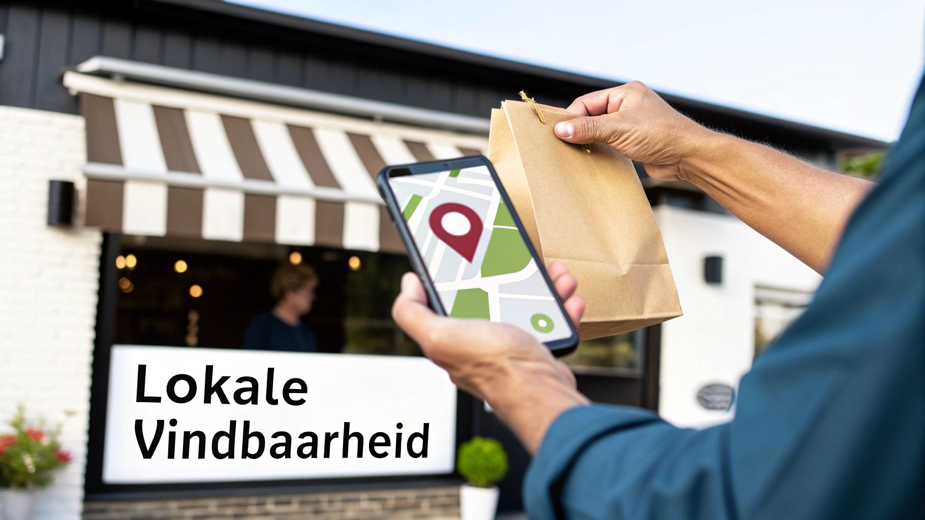 Persoon met smartphone toont kaart en papieren zak voor winkel met 'Lokale Vindbaarheid' tekst.