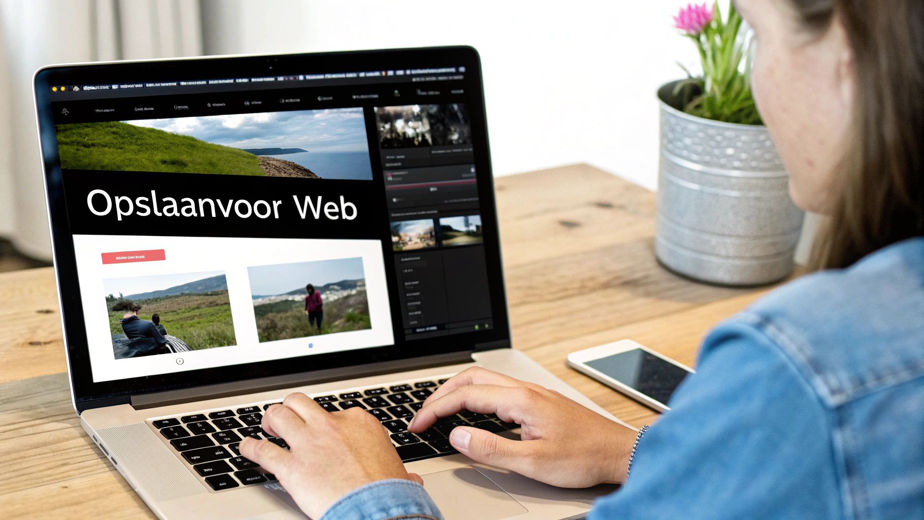 Een persoon typt op een laptop die 'Opslaan voor Web' toont, omringd door foto's en een mobiele telefoon op een houten bureau.