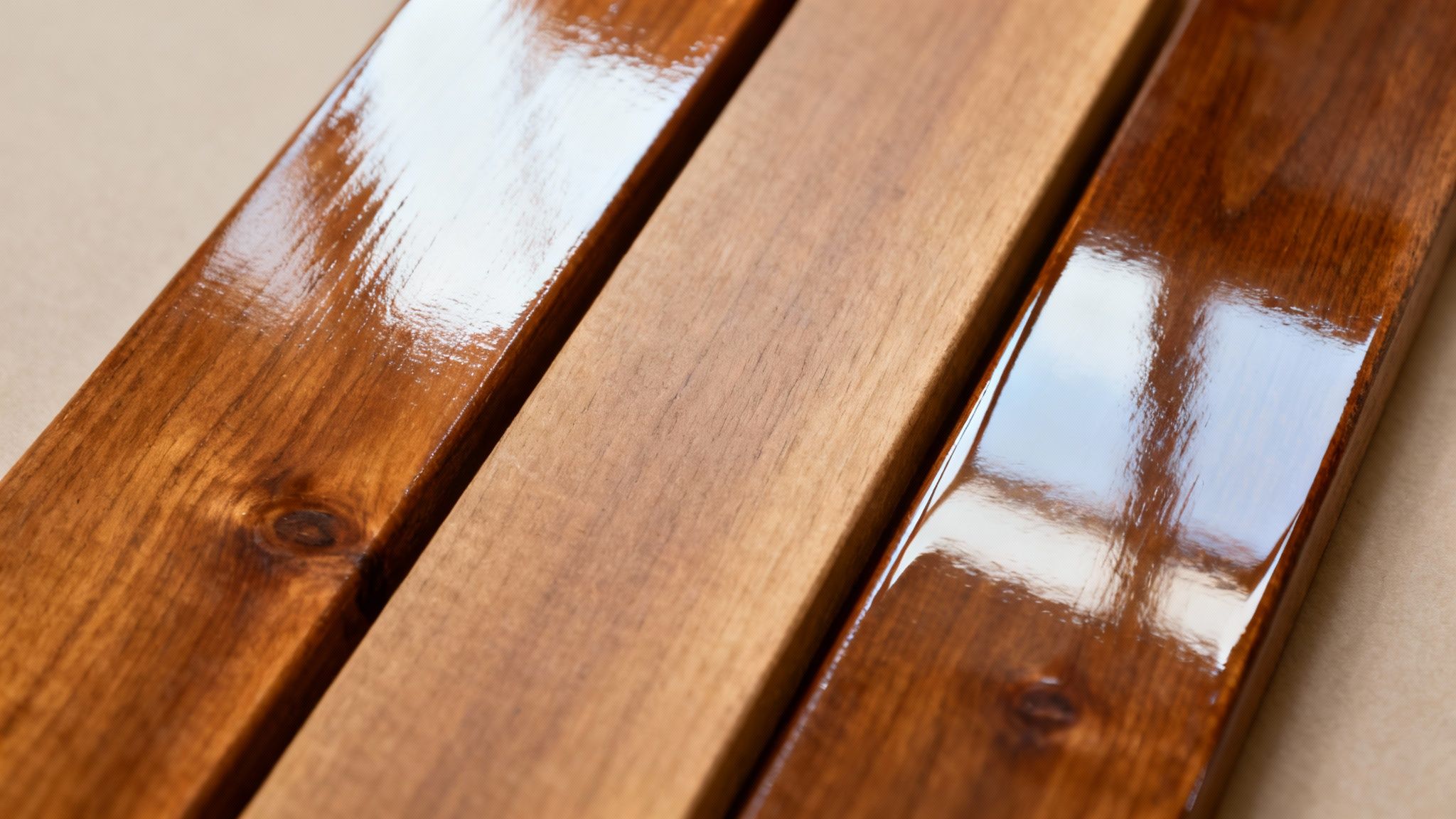 Une sélection d'échantillons de finitions de plancher de bois, montrant différentes teintes et lustres.