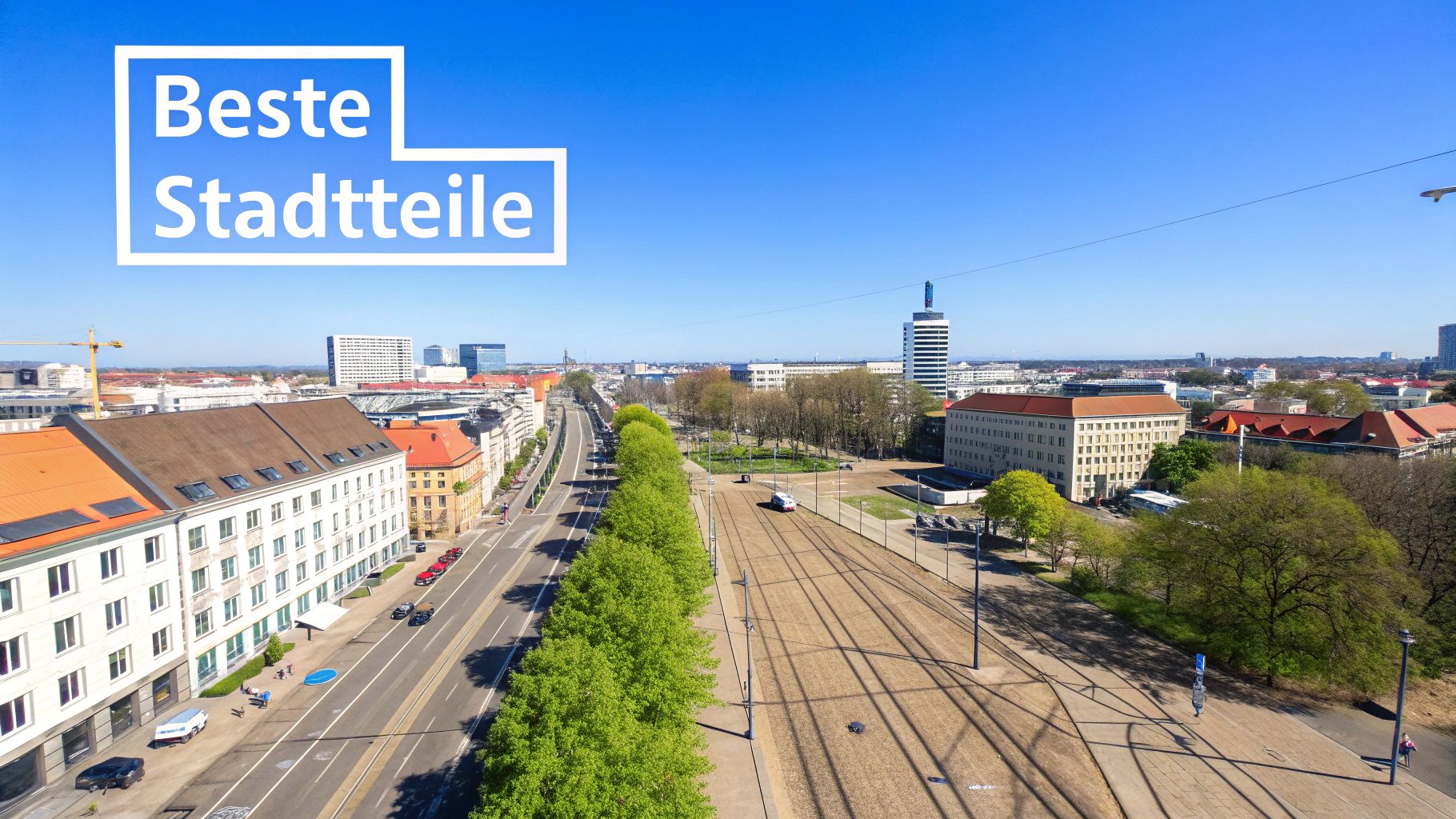 Luftaufnahme einer Stadtstraße mit Gebäuden, Bäumen und Straßenbahnschienen, überragt von einem Schild mit 'Beste Stadtteile'.