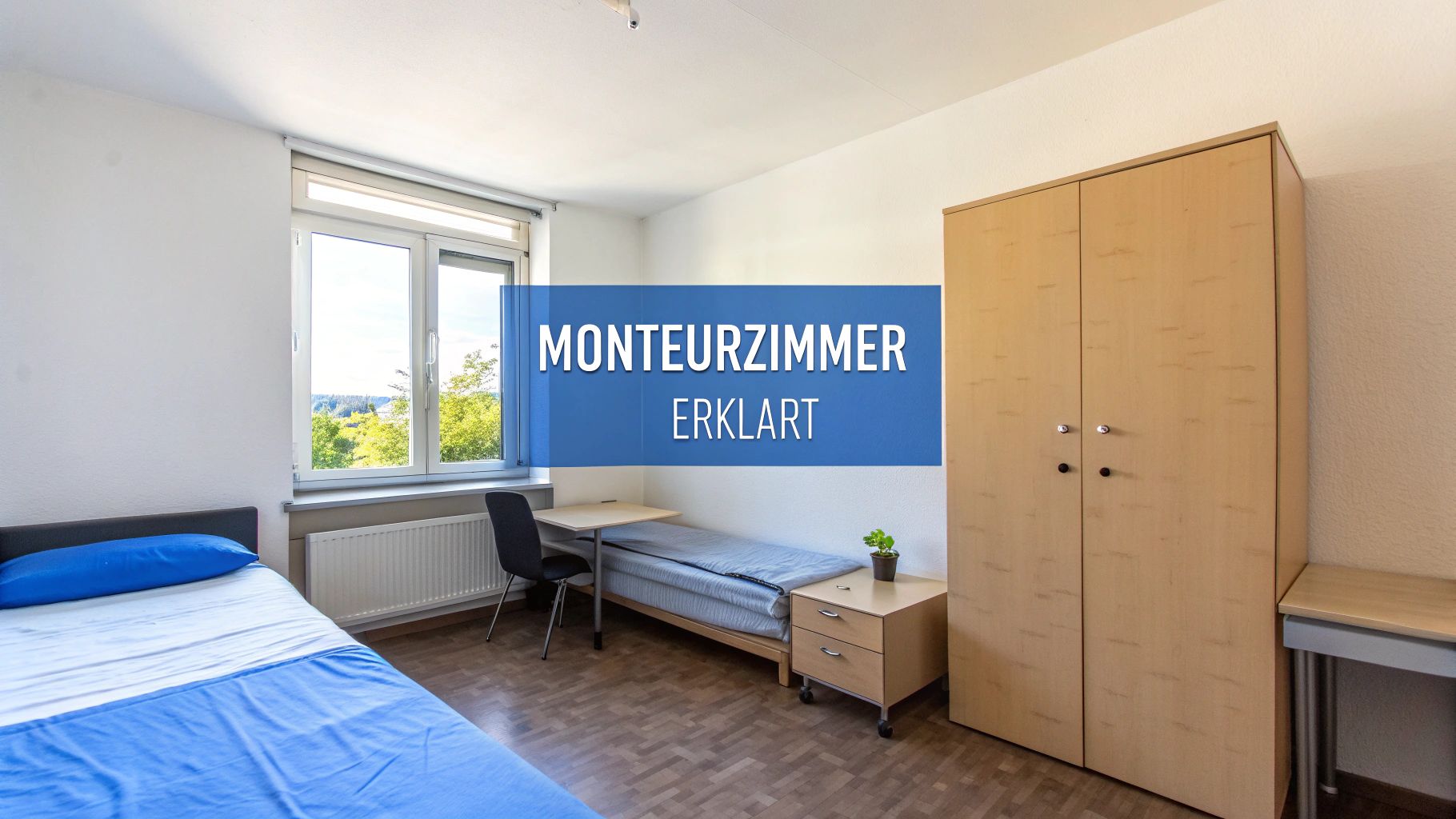 Helles Monteurzimmer mit zwei Einzelbetten, Schreibtisch, Fensterblick ins Grüne und Holzschrank.
