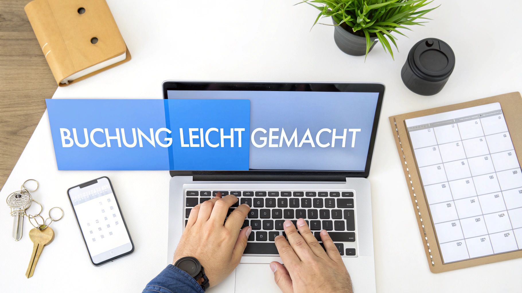 Person tippt auf Laptop, auf dessen Bildschirm 'Buchung leicht gemacht' steht, umgeben von Büroartikeln.
