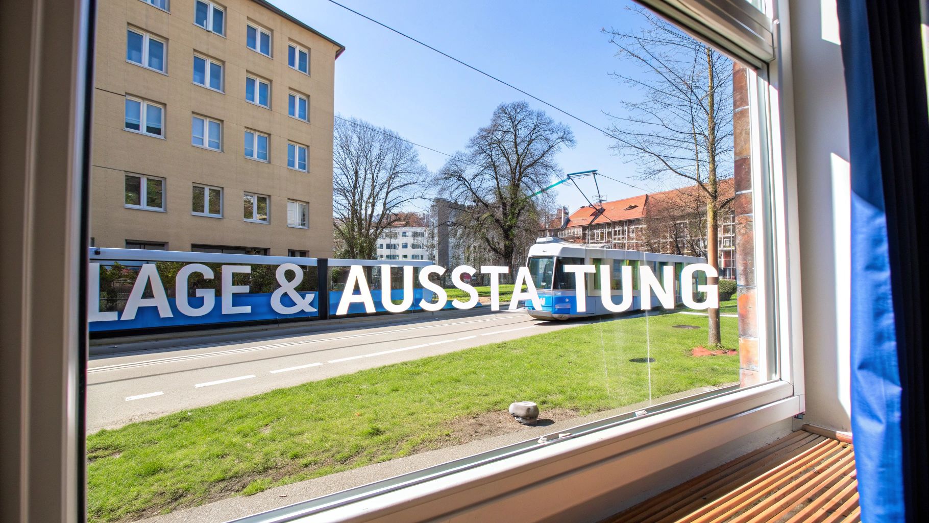 Blick aus einem Fenster auf eine Stadtstraße mit Tram, Gebäuden und dem Schriftzug LAGE & AUSSTATTTUNG.