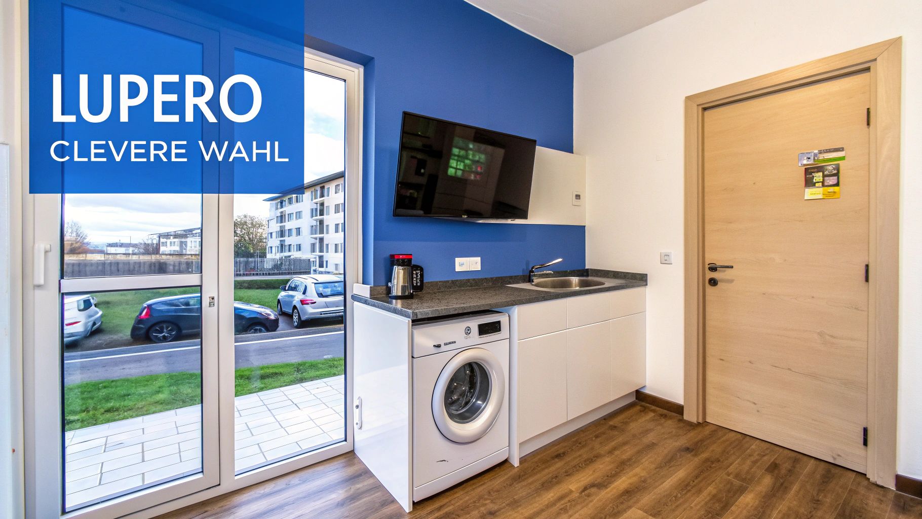 Ein modernes Studio-Apartment mit Küchenzeile, Waschmaschine und großem Fensterblick, sowie dem Schriftzug LUPERO CLEVERE WAHL.