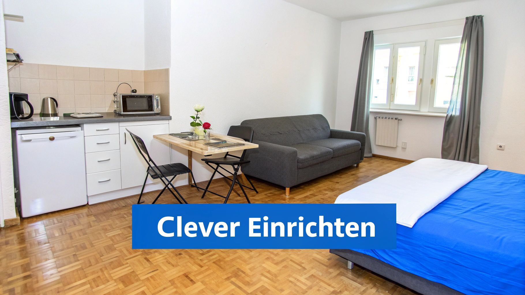 Helles Studio-Apartment mit Küchenzeile, Esstisch, Sofa und Bett. Ideal für Wohnen auf Zeit.