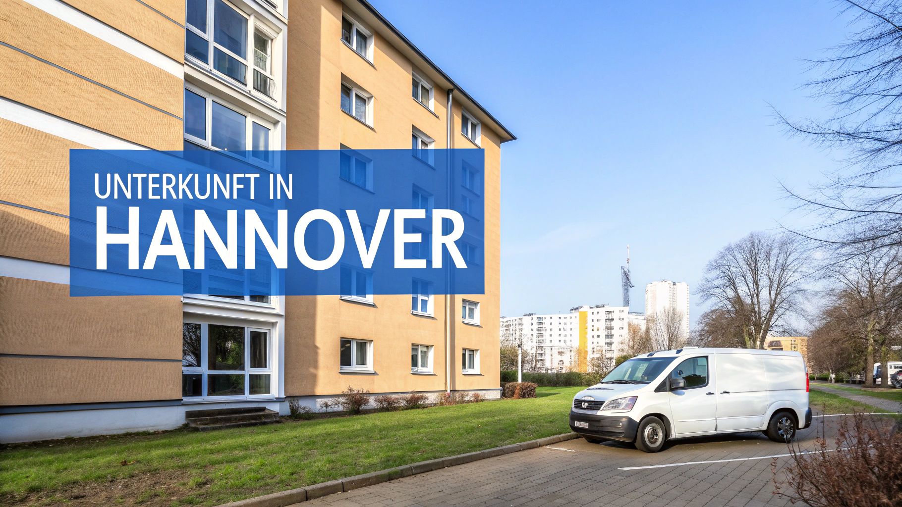 Ein Wohngebäude mit einer blauen Aufschrift 'Unterkunft in Hannover' und einem weißen Lieferwagen auf dem Parkplatz.