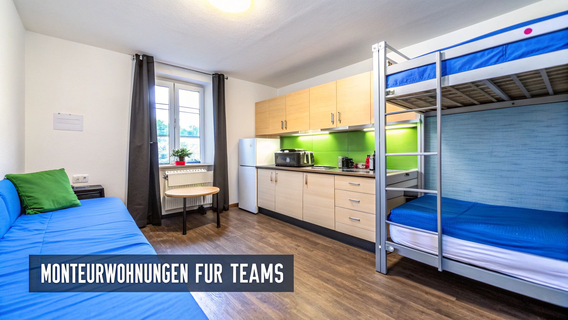 Funktionale Wohnung mit Küchenzeile, Schlafsofa und Etagenbett, ideal für Teams und Monteure.