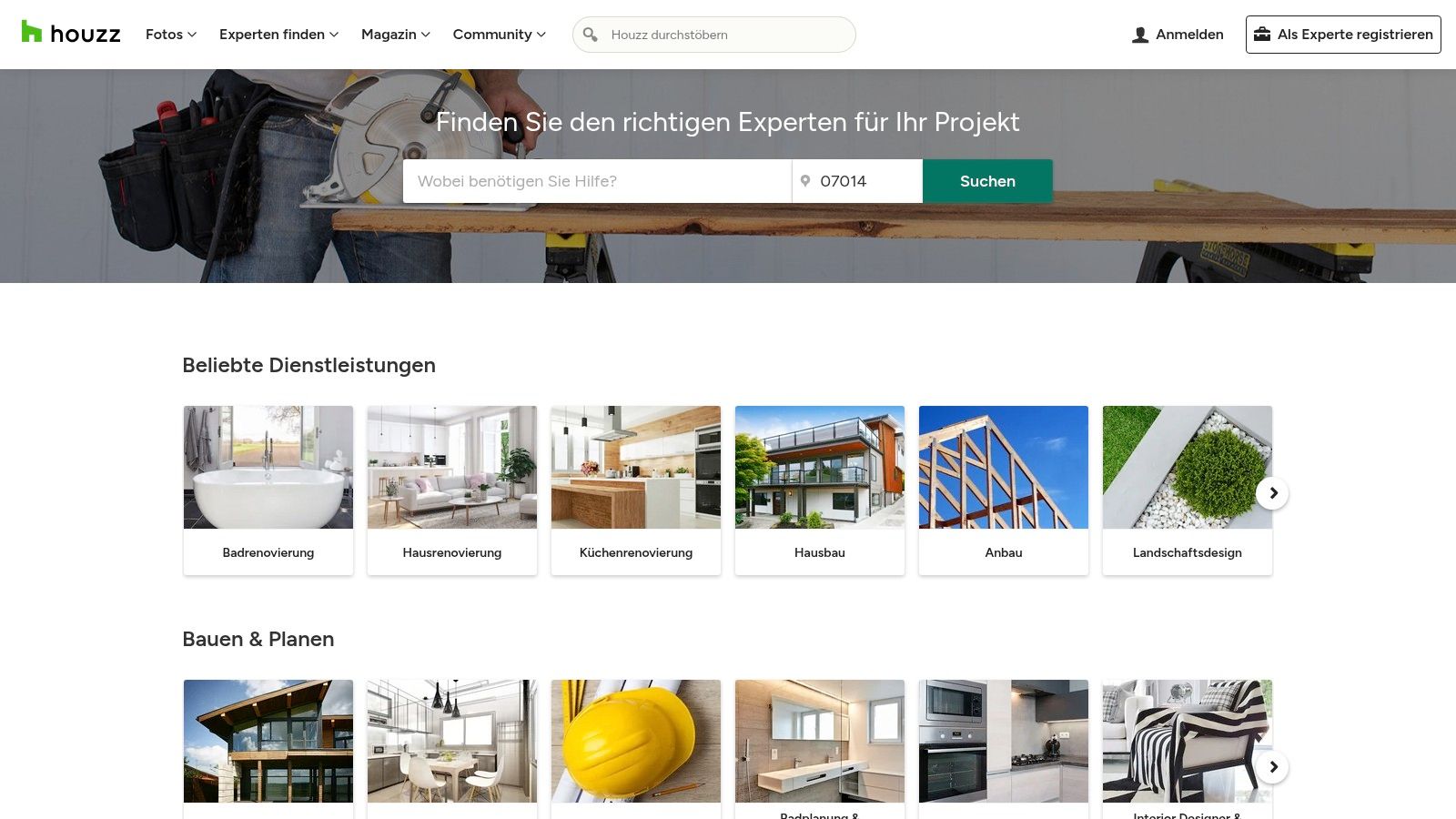 Ein Architekt und ein Bauherr besprechen Pläne auf einer Baustelle, was die Dienstleistungen von Houzz symbolisiert