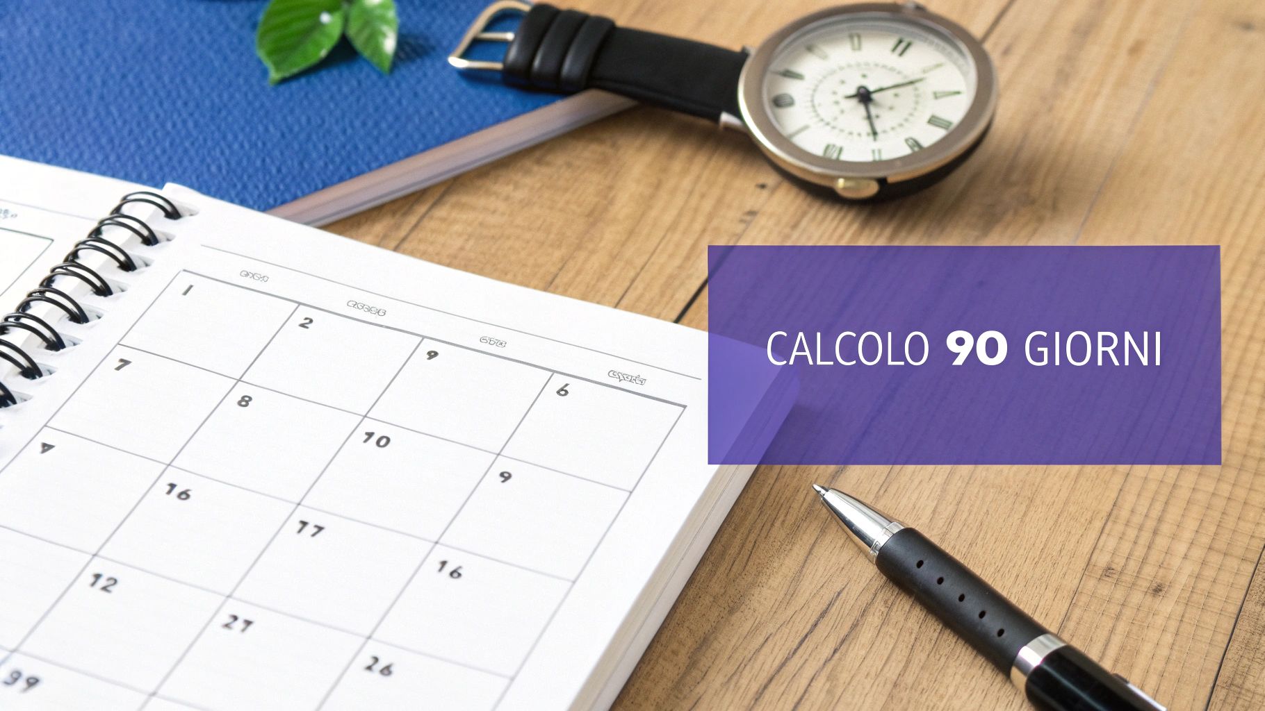 Un calendario aperto, un orologio da polso e una penna su una scrivania di legno, con un riquadro viola che indica "CALCOLO 90 GIORNI".