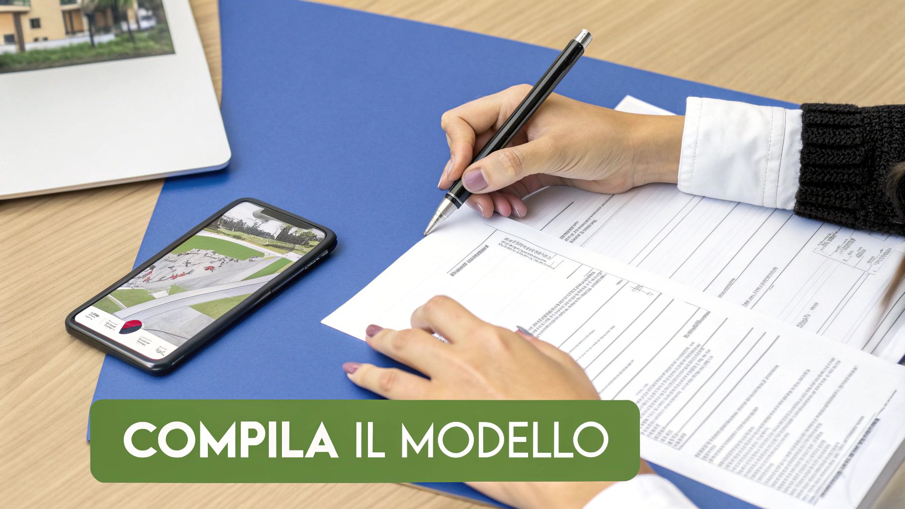 Una persona compila un modulo di ricorso su una scrivania ordinata, con una penna, una copia del verbale e un documento d'identità a portata di mano.