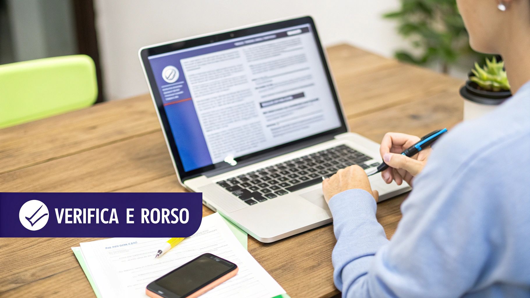 Una persona in primo piano lavora al laptop con una penna, documenti sul tavolo e banner 'VERIFICA E RORSO'.