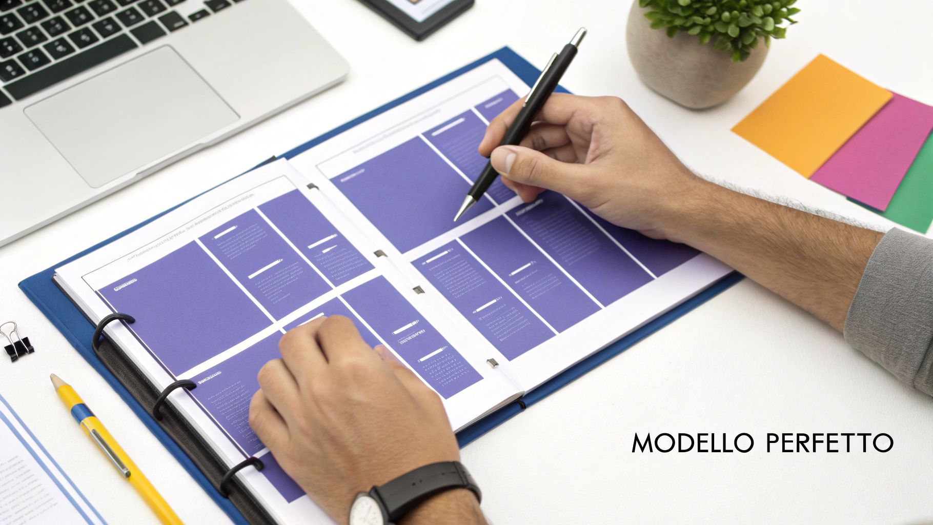 Una persona che organizza documenti su una scrivania, simbolo della struttura ordinata necessaria per un ricorso efficace.