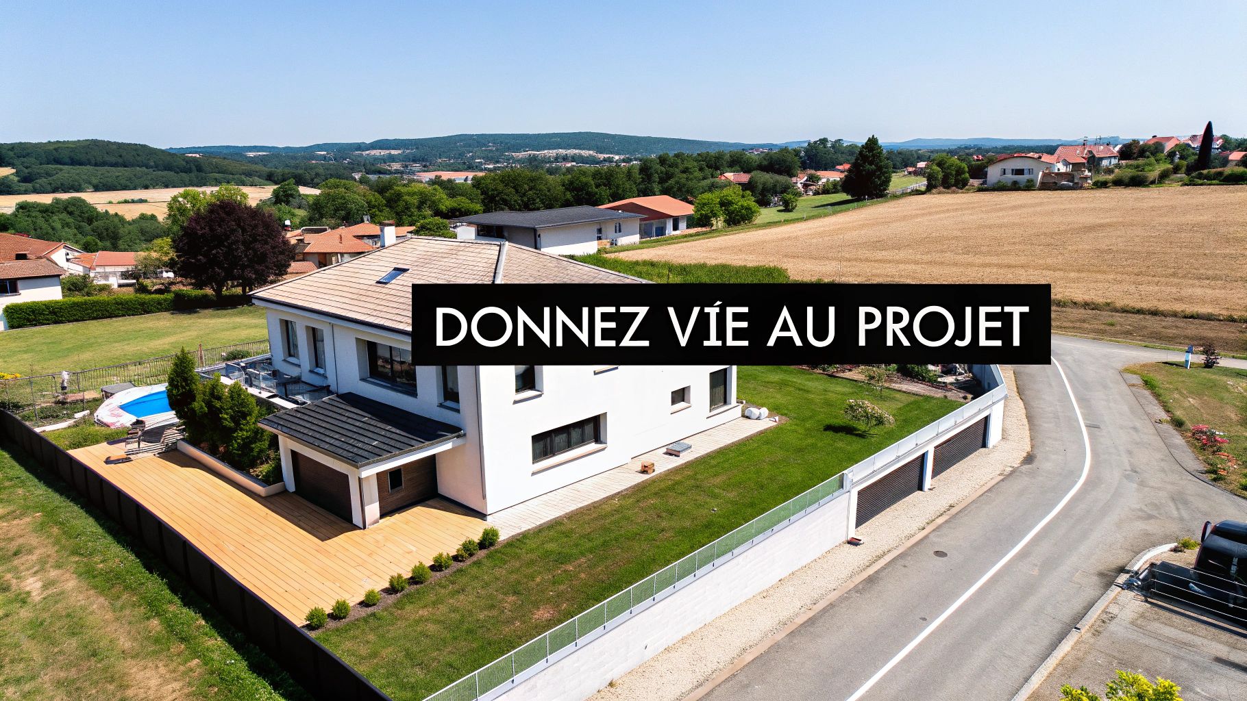 Vue aérienne d'une maison moderne avec piscine et jardin verdoyant. Le texte "Donnez vie au projet" est visible.