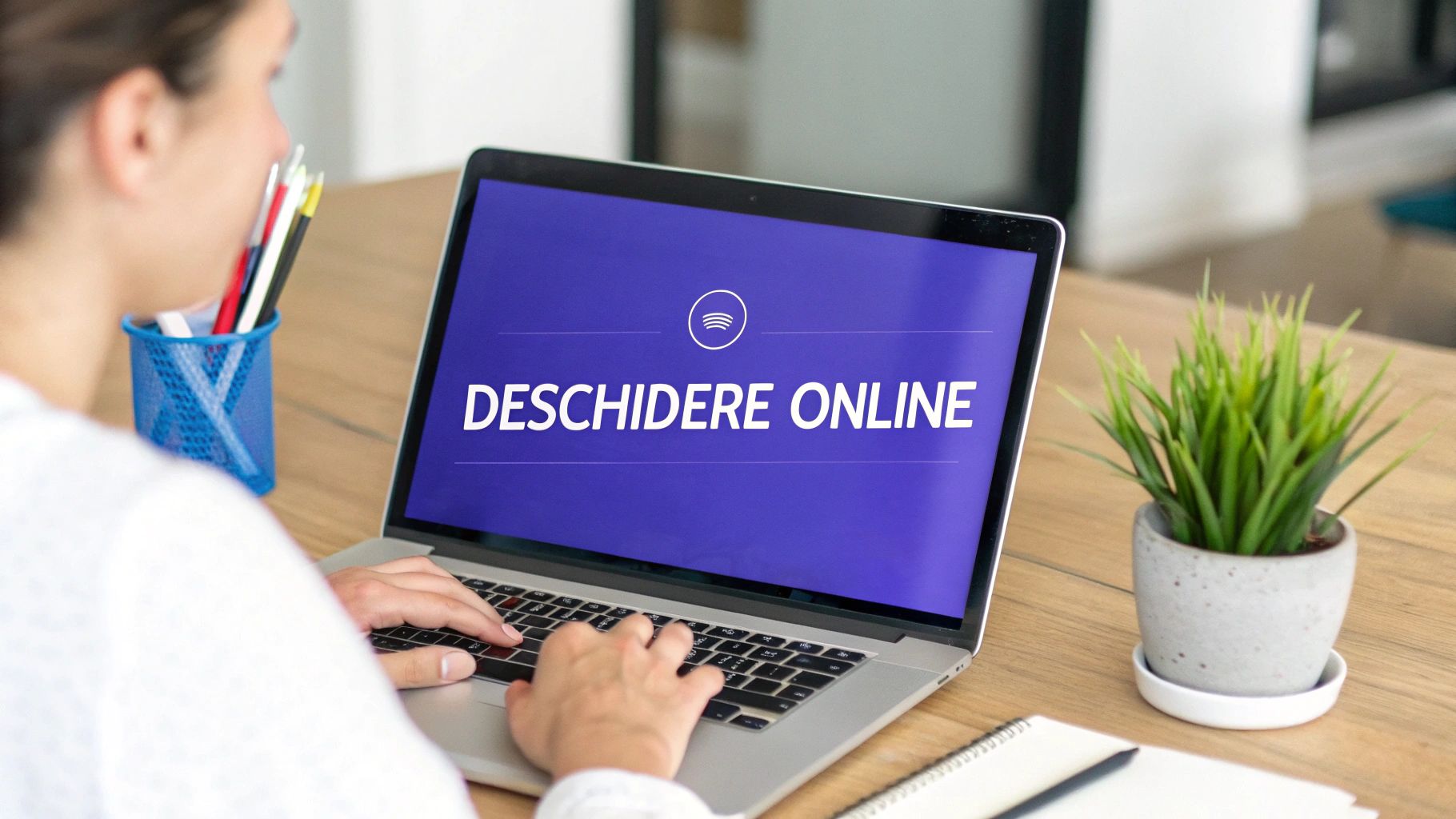 O persoană folosește un laptop și un telefon pentru a compara opțiunile de deschidere a unui cont online sau la ghișeu.