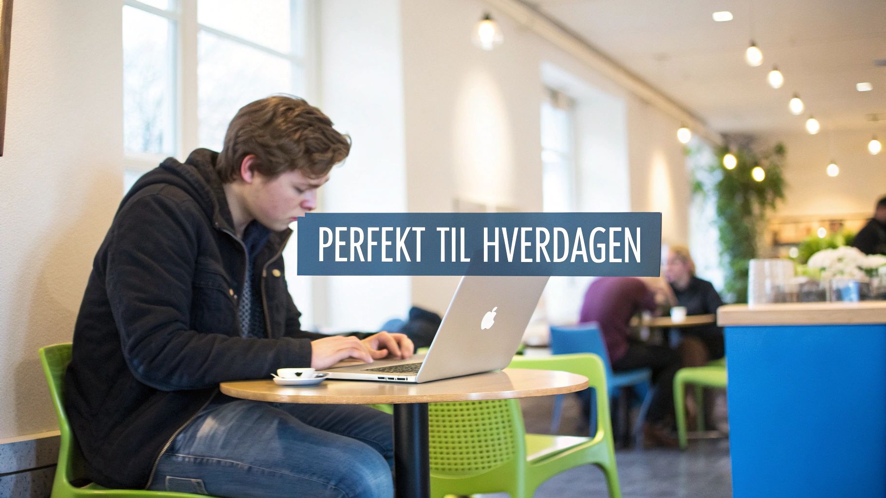 En person der bruger en MacBook Air i en lys stue