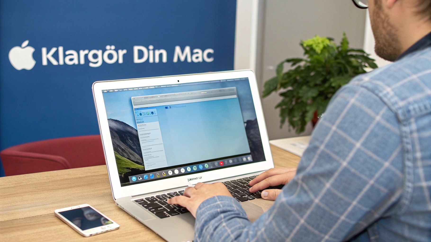 En person der sidder ved et skrivebord og klargør en ny MacBook Air