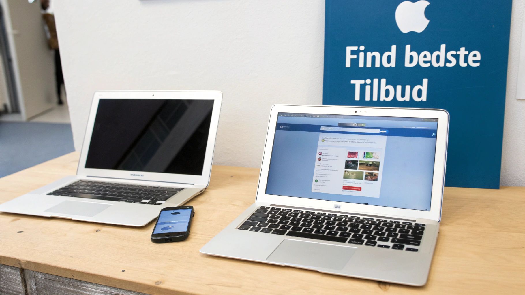 En person der holder en brugt MacBook Air og inspicerer den nøje i et lyst, moderne miljø