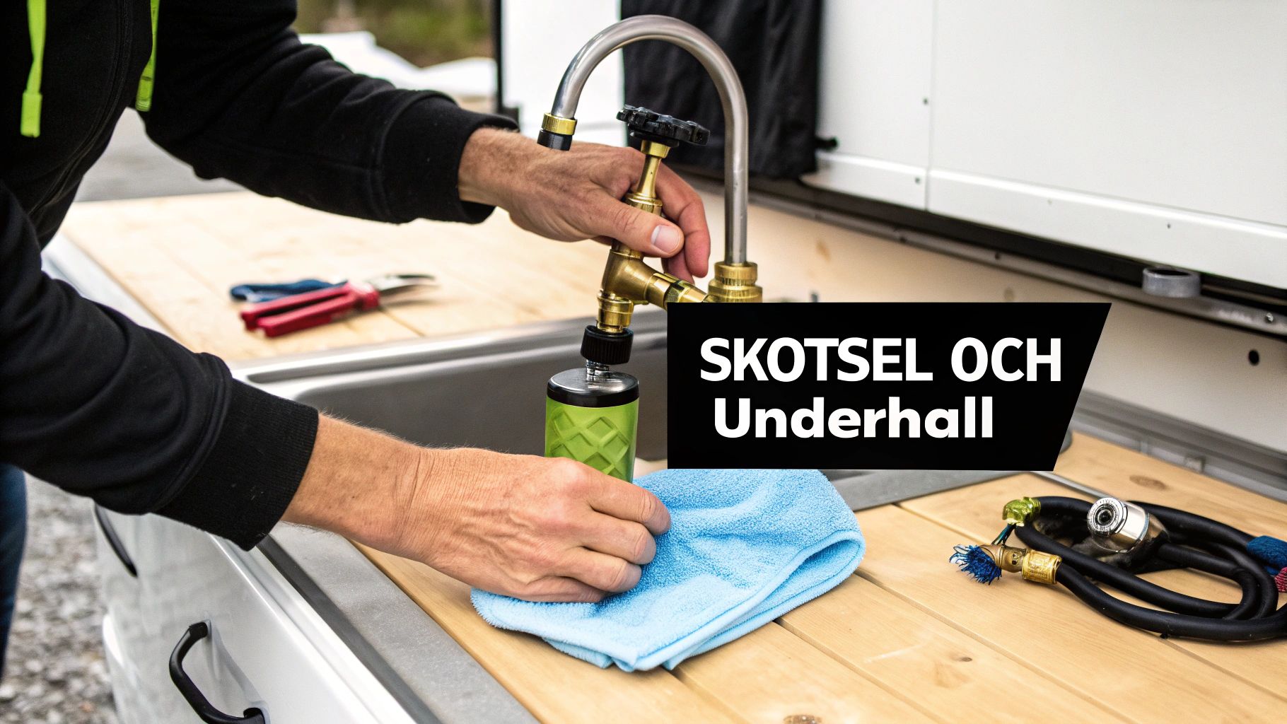 En person rengör ett campingkök utomhus.