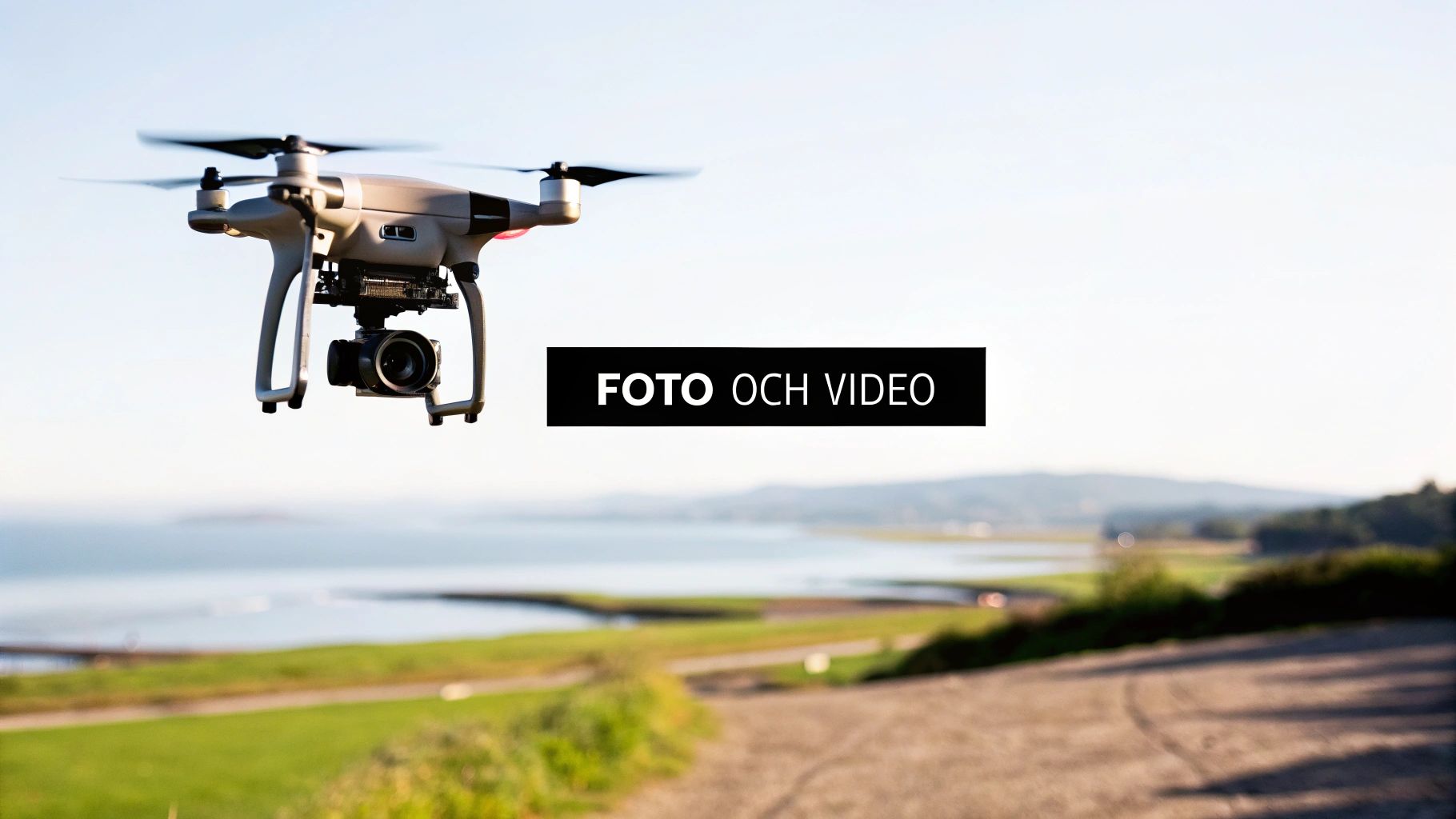 En drönare som flyger över ett landskap med en tydlig vy av kameran och gimbalen.