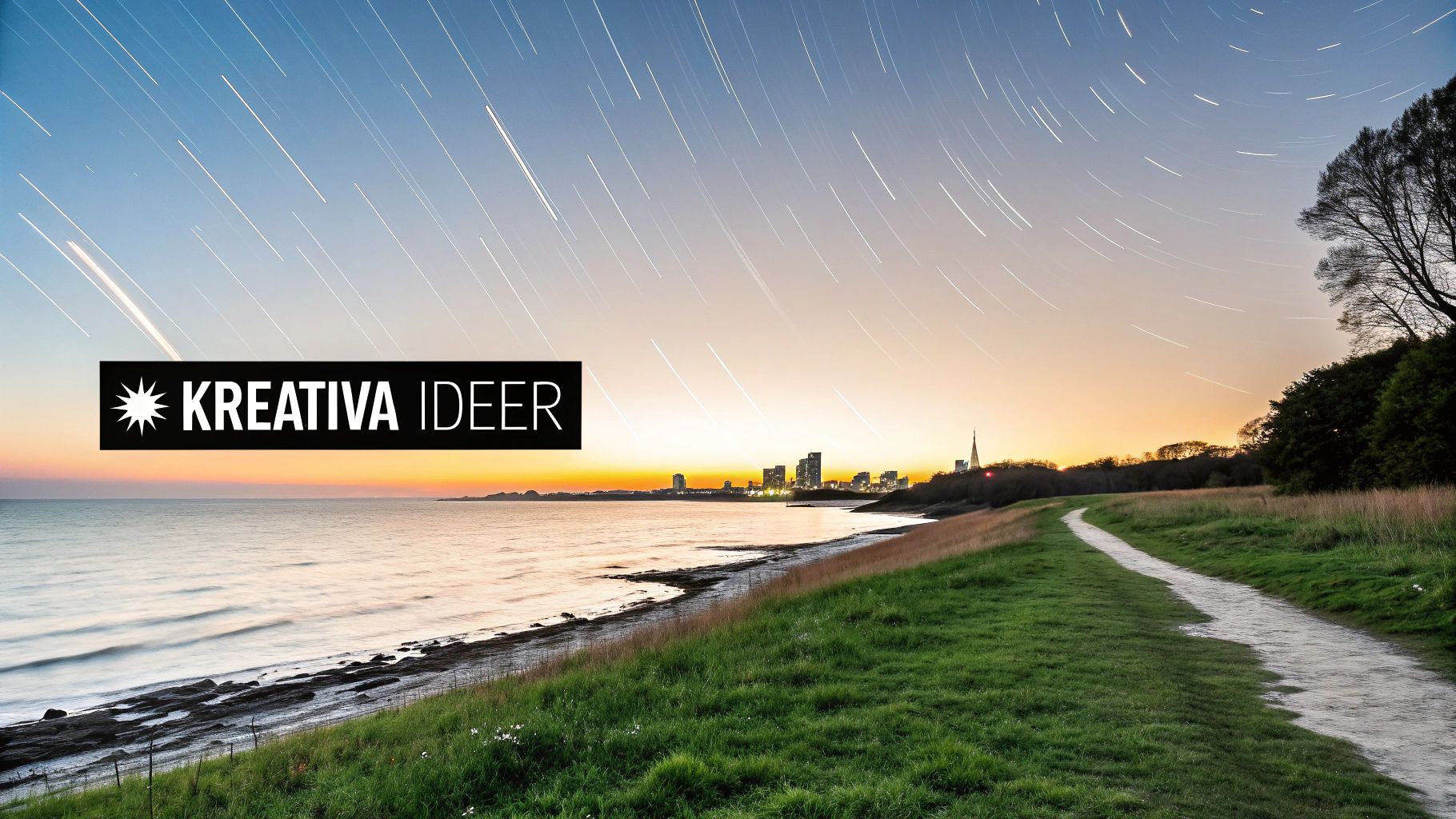 Lång exponering av ett kustlandskap vid solnedgången med stjärnspår, stadssiluett och en grässtig, med logotypen Kreativa Ideer.