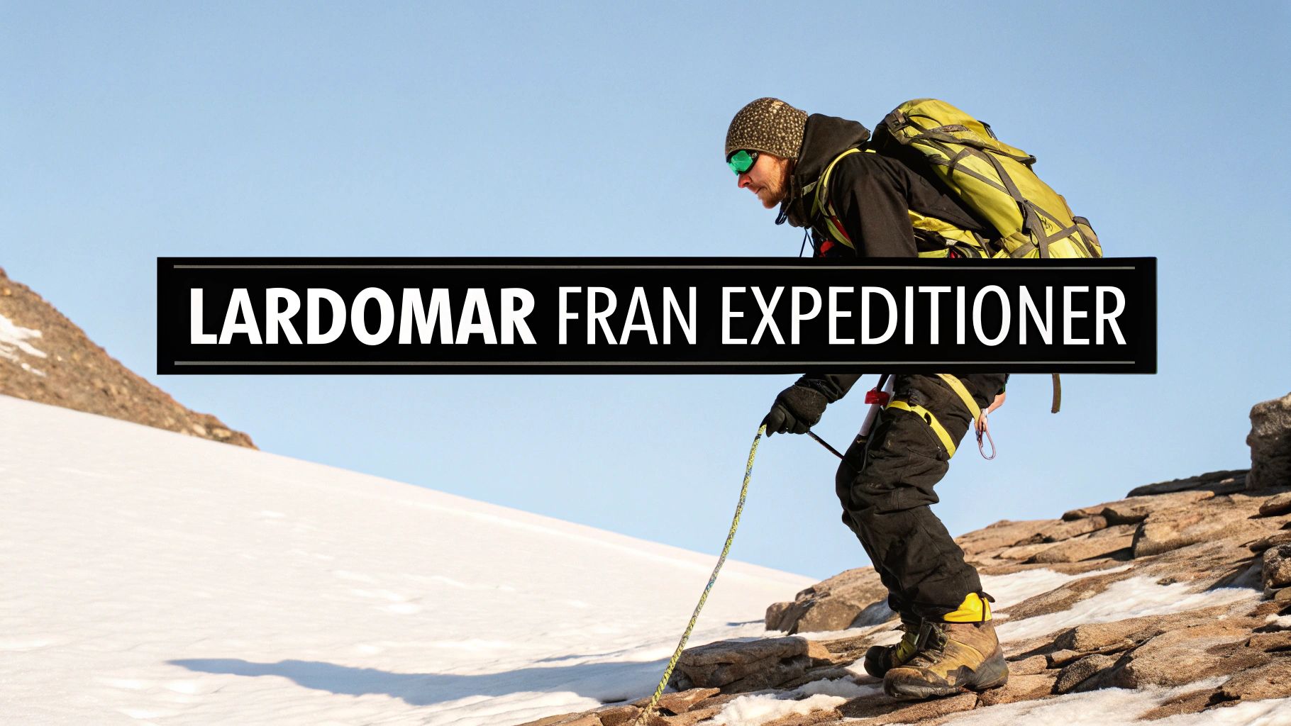 En ensam segelbåt som kämpar mot höga vågor på öppet hav.