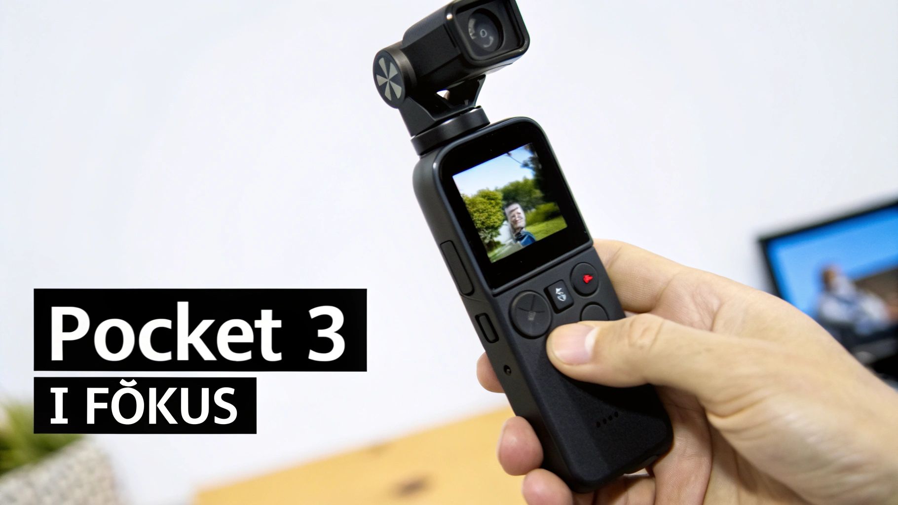 En DJI Osmo Pocket 3 som hålls i handen och filmar en stadsscen