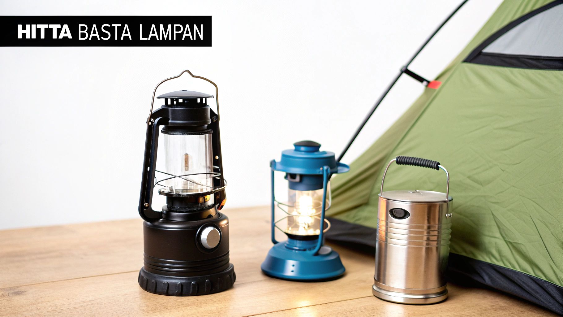Tre campinglampor, en svart, en blå och en i metall, står på ett trägolv framför ett grönt tält.
