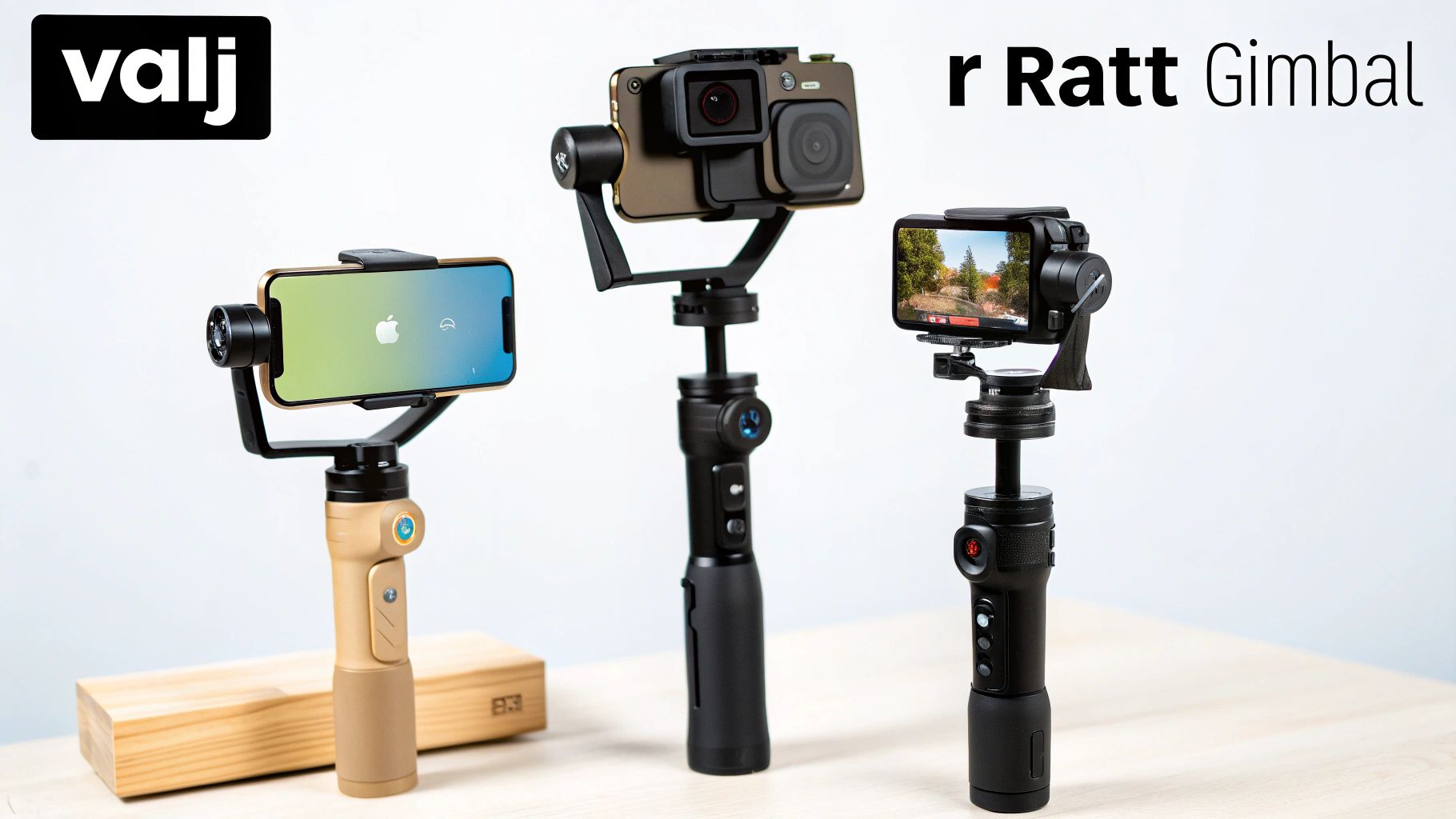 Tre olika gimbals för smartphones och actionkameror visas på en ljus yta.