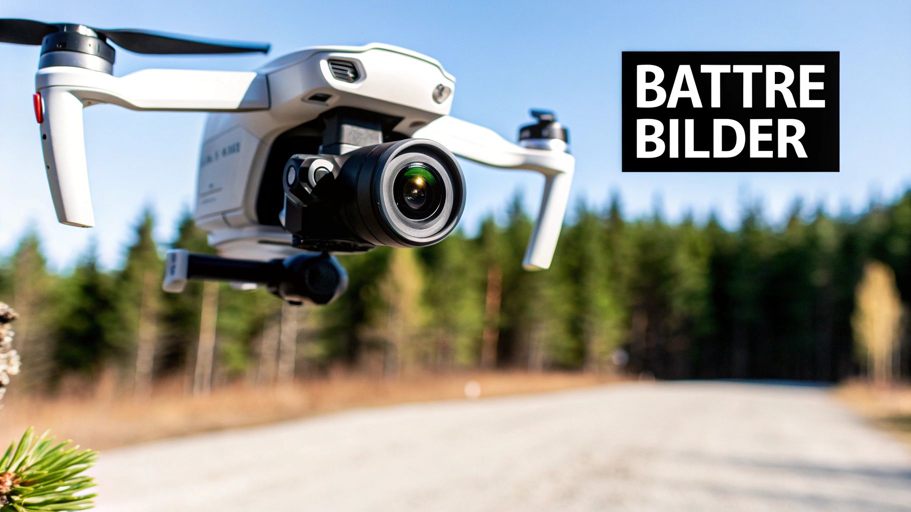 Valkoinen DJI Mini SE -drooni lentää hiekkatien yllä metsän taustalla ja tekstin "BETTER PICTURES" edessä.