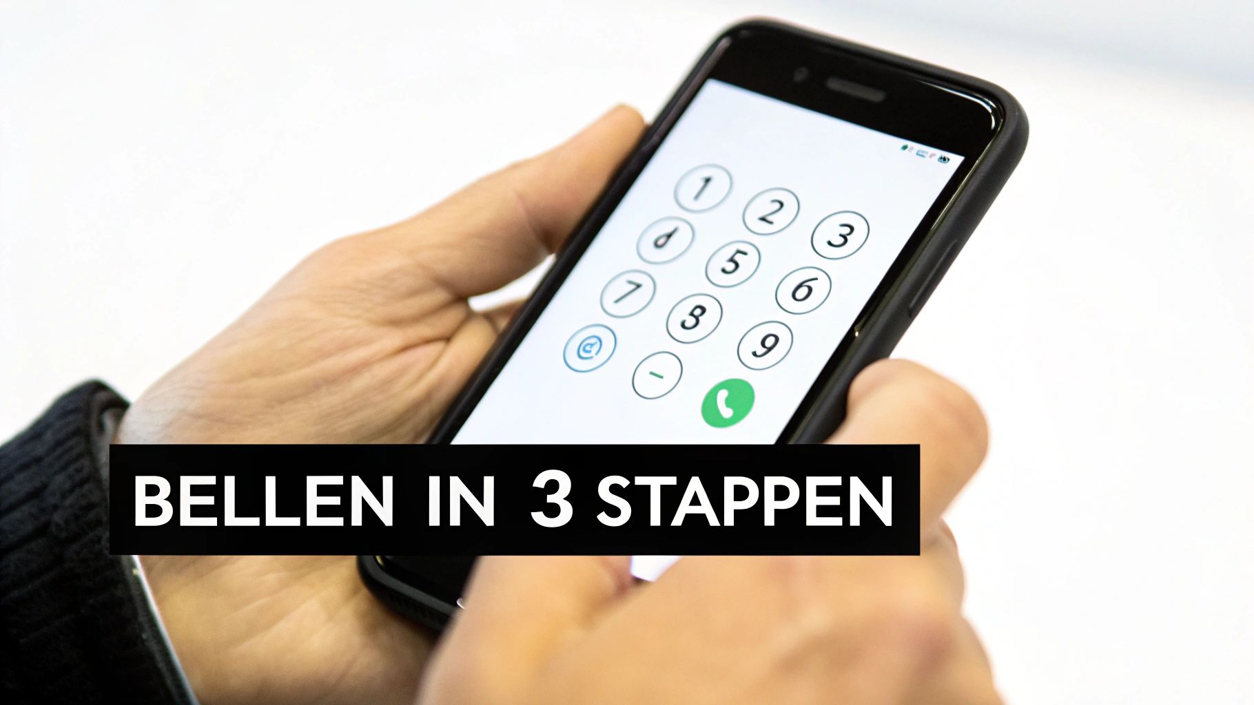 Een persoon die een chatgesprek voert met een klantenservice op een smartphone.