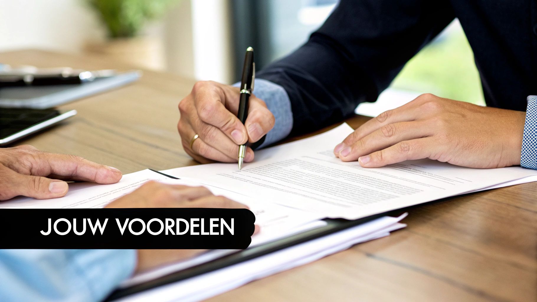 Een ABN AMRO hypotheekadviseur aan de telefoon met een klant, met documenten en een laptop op het bureau.