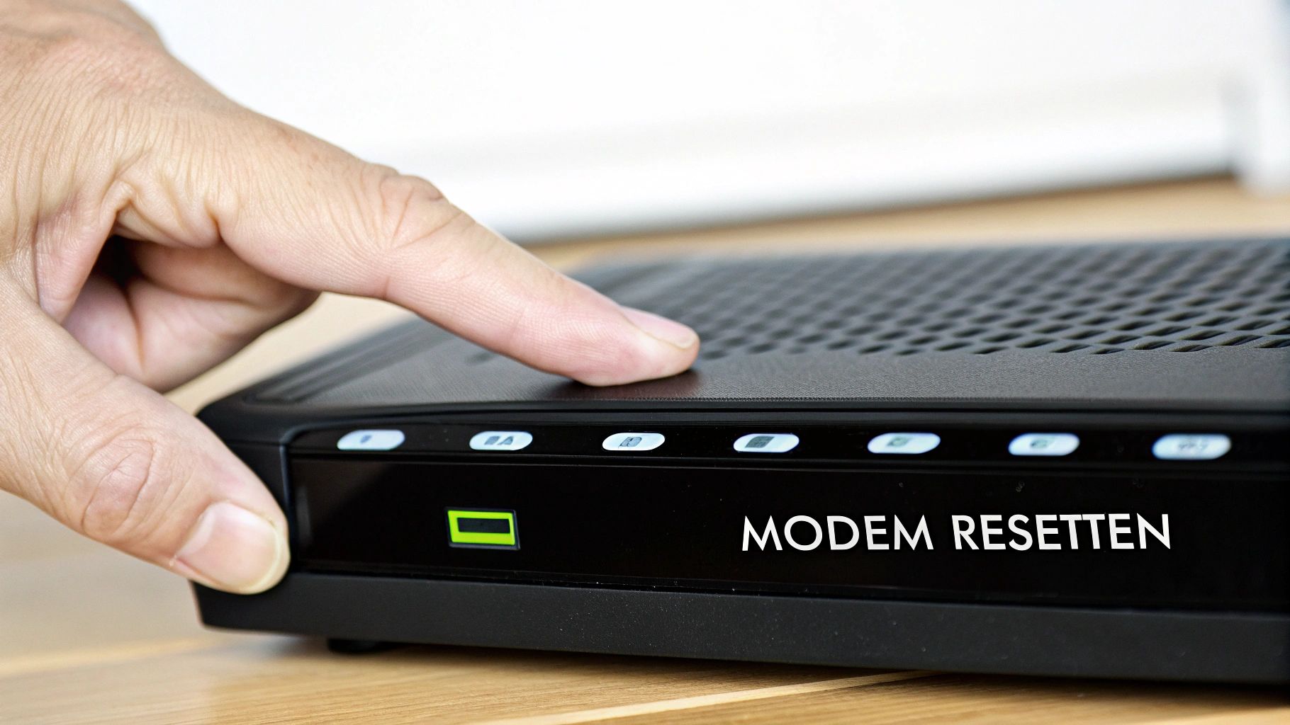 Een KPN monteur die een internetverbinding repareert.