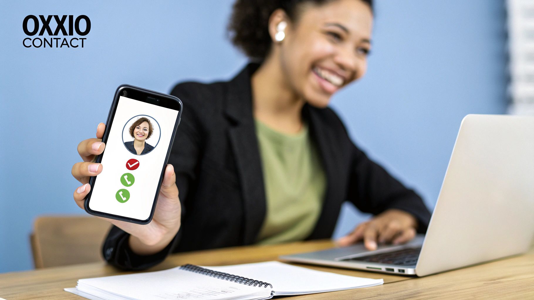 Uitzicht op zonnepanelen in een veld met een blauwe lucht
