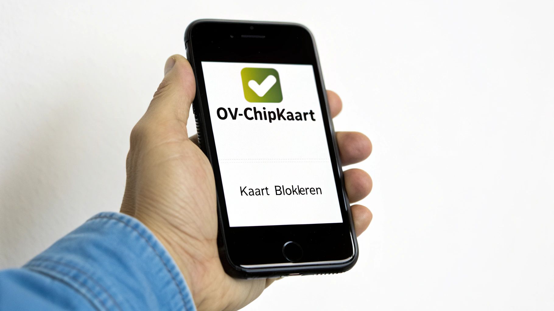 Iemand gebruikt een mobiele telefoon op een treinstation om een reis te plannen.