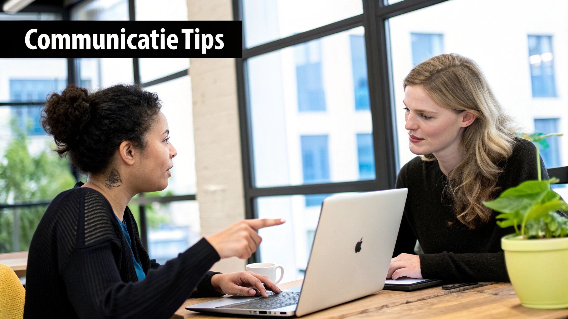 Laptop en smartphone met de Mijn Oxxio interface op de schermen