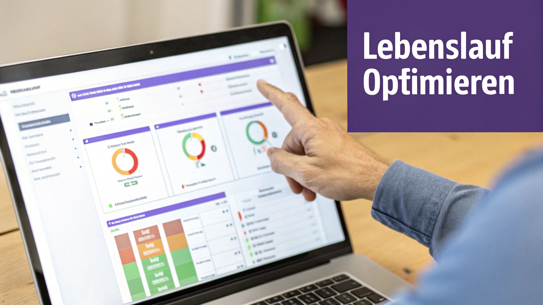 Eine Person tippt auf einen Laptop-Bildschirm mit einem Dashboard zur Lebenslauf-Optimierung.