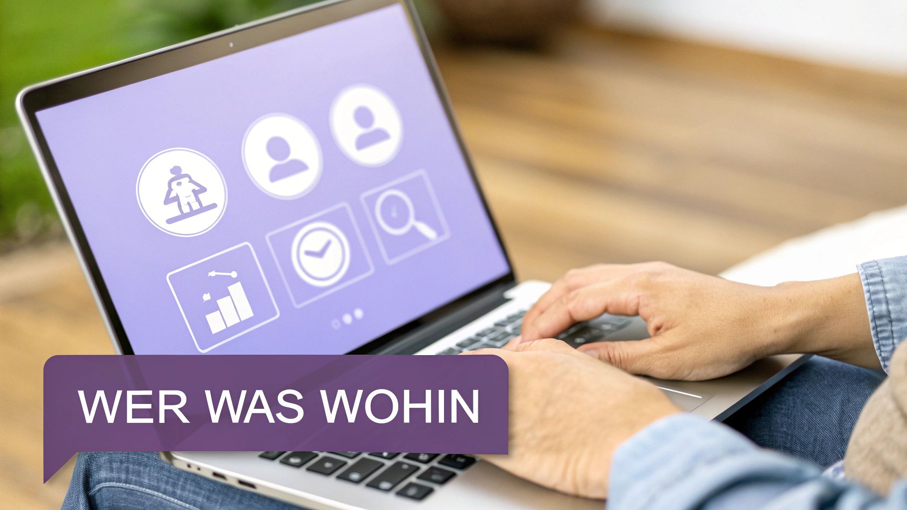 Person tippt auf Laptop, dessen Bildschirm Icons und den Text 'WER WAS WOHIN' zeigt.