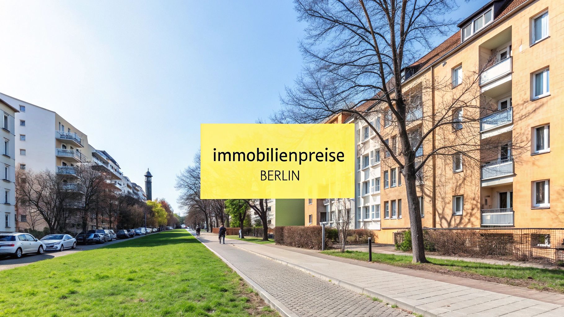 Straßenansicht mit Wohngebäuden und Bäumen in Berlin, mit dem Text 'Immobilienpreise Berlin' auf gelbem Banner.