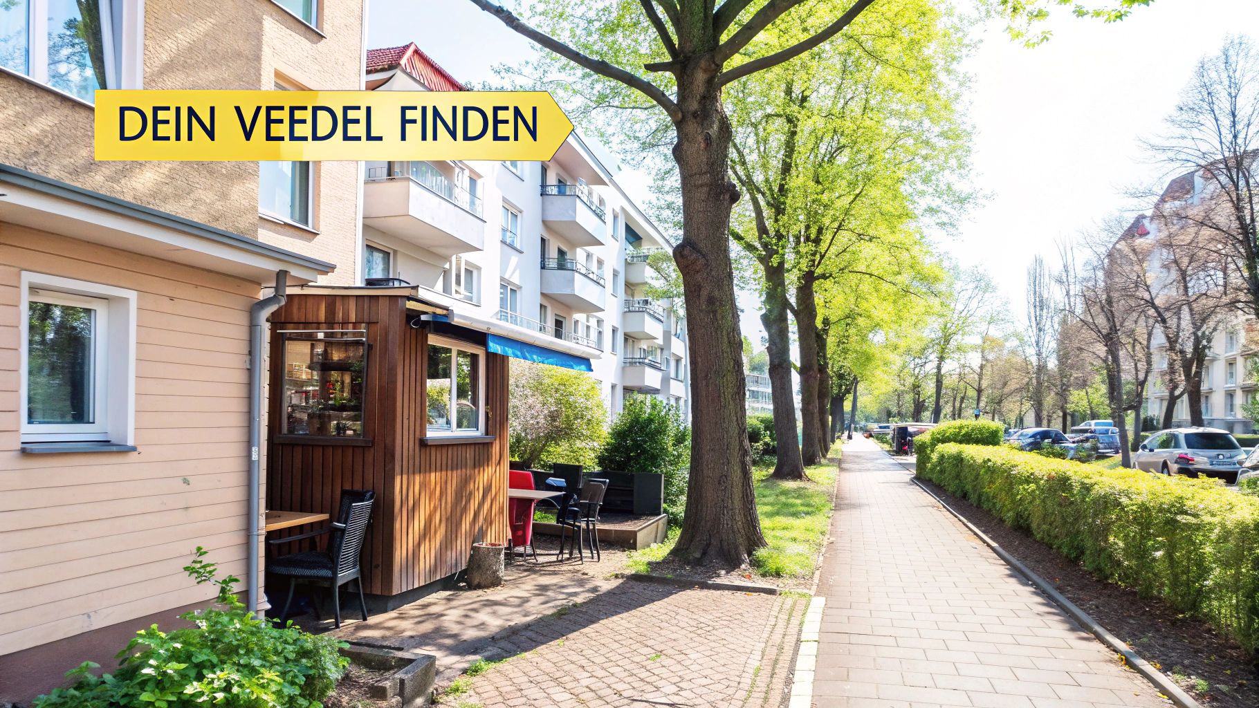 Grüne Wohnstraße mit Gebäuden, Bäumen, Gehweg und Außengastronomie. Gelbes Banner mit 'DEIN VEEDEL FINDEN'.