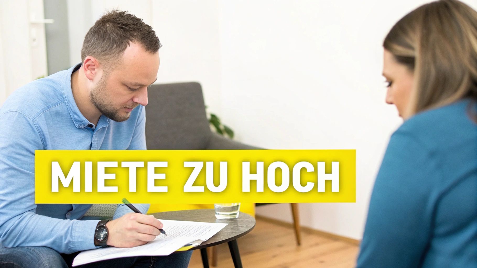 Ein Mann schreibt Dokumente an einem Tisch, während eine Frau ihm zuhört. Der Text "Miete zu hoch" ist eingeblendet.