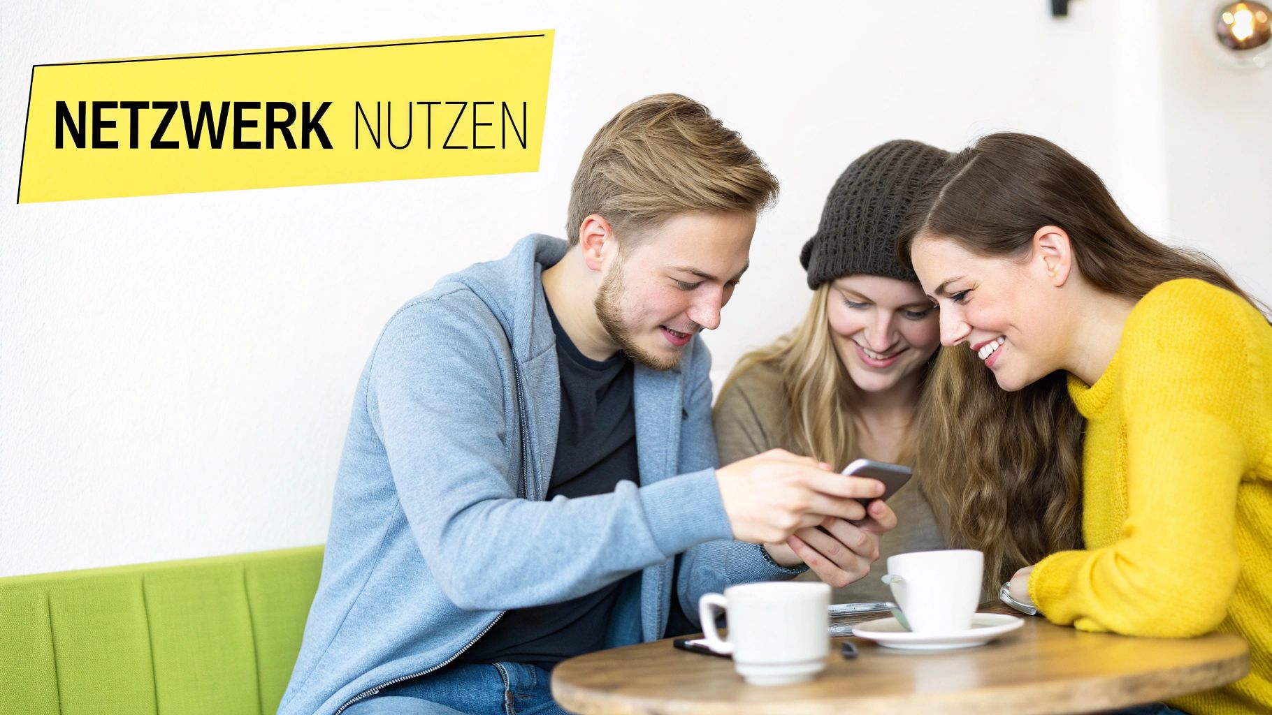 Eine Person füllt konzentriert ein offizielles Formular an einem Schreibtisch aus.