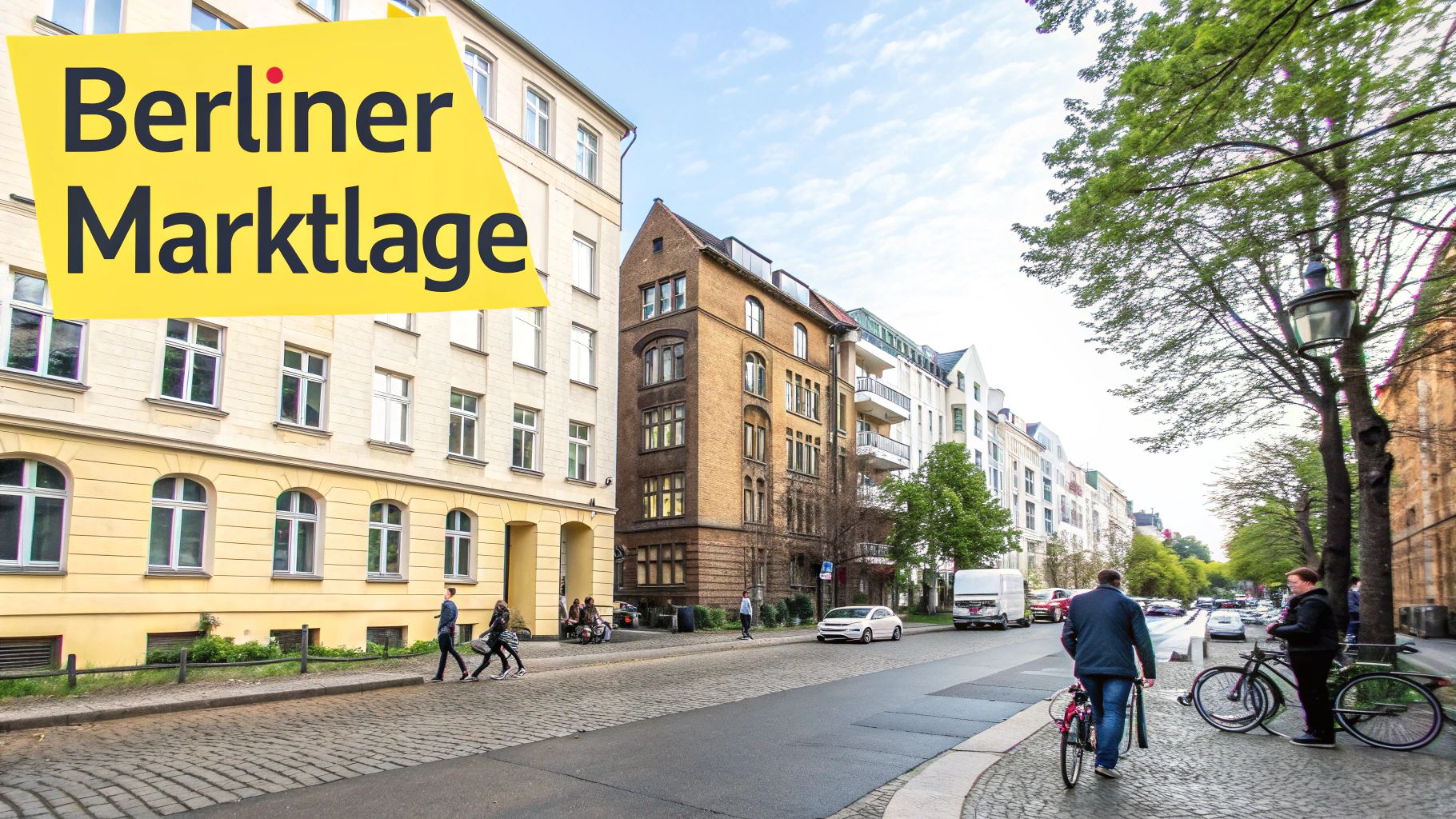 Eine belebte Berliner Straße mit traditionellen Gebäuden, Passanten, Fahrrädern und dem Schriftzug "Berliner Marktlage".