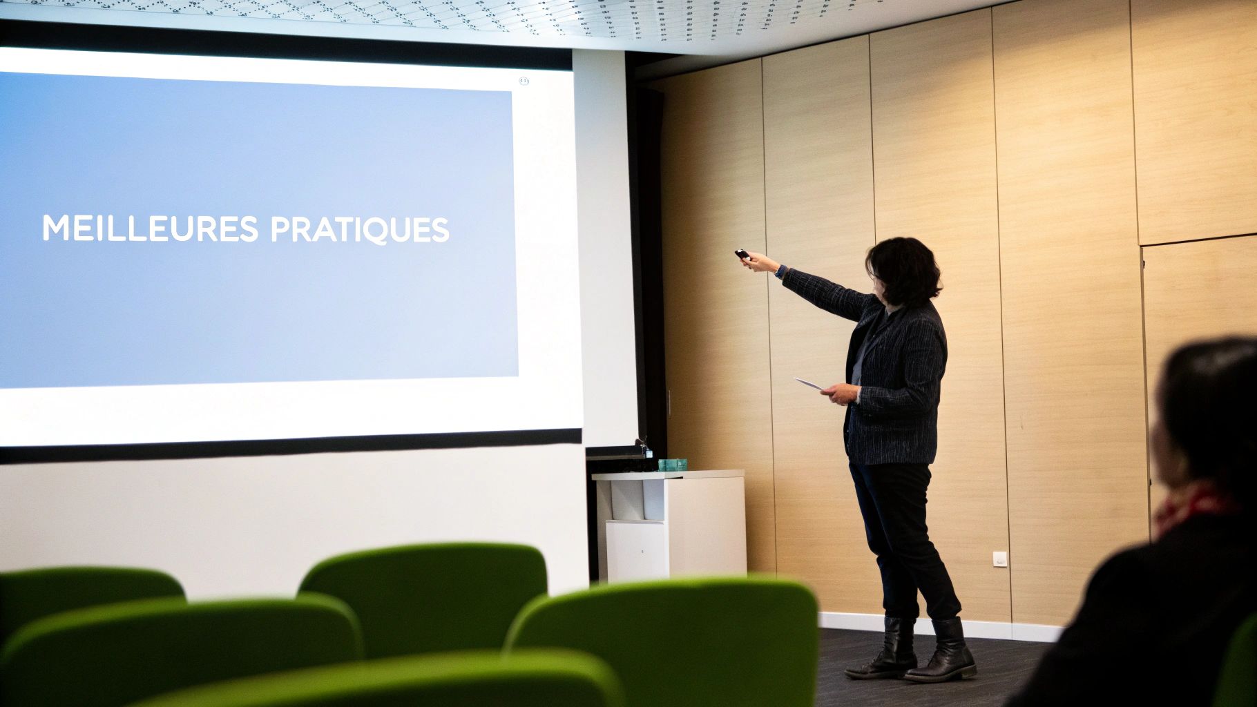 Une personne pointant du doigt un tableau de bord marketing sur un écran, symbolisant la clarté et la prise de décision.